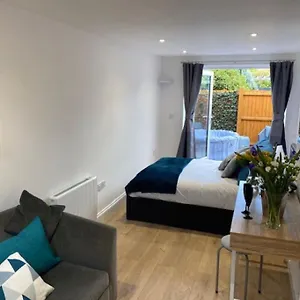 Apartment Stylish 1 Bedroom Outdoor Area And Hot Tub, Bournemouth